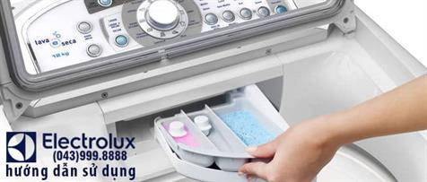 khay-chua-bot-giat-nuoc-xa-electrolux-cua-tren